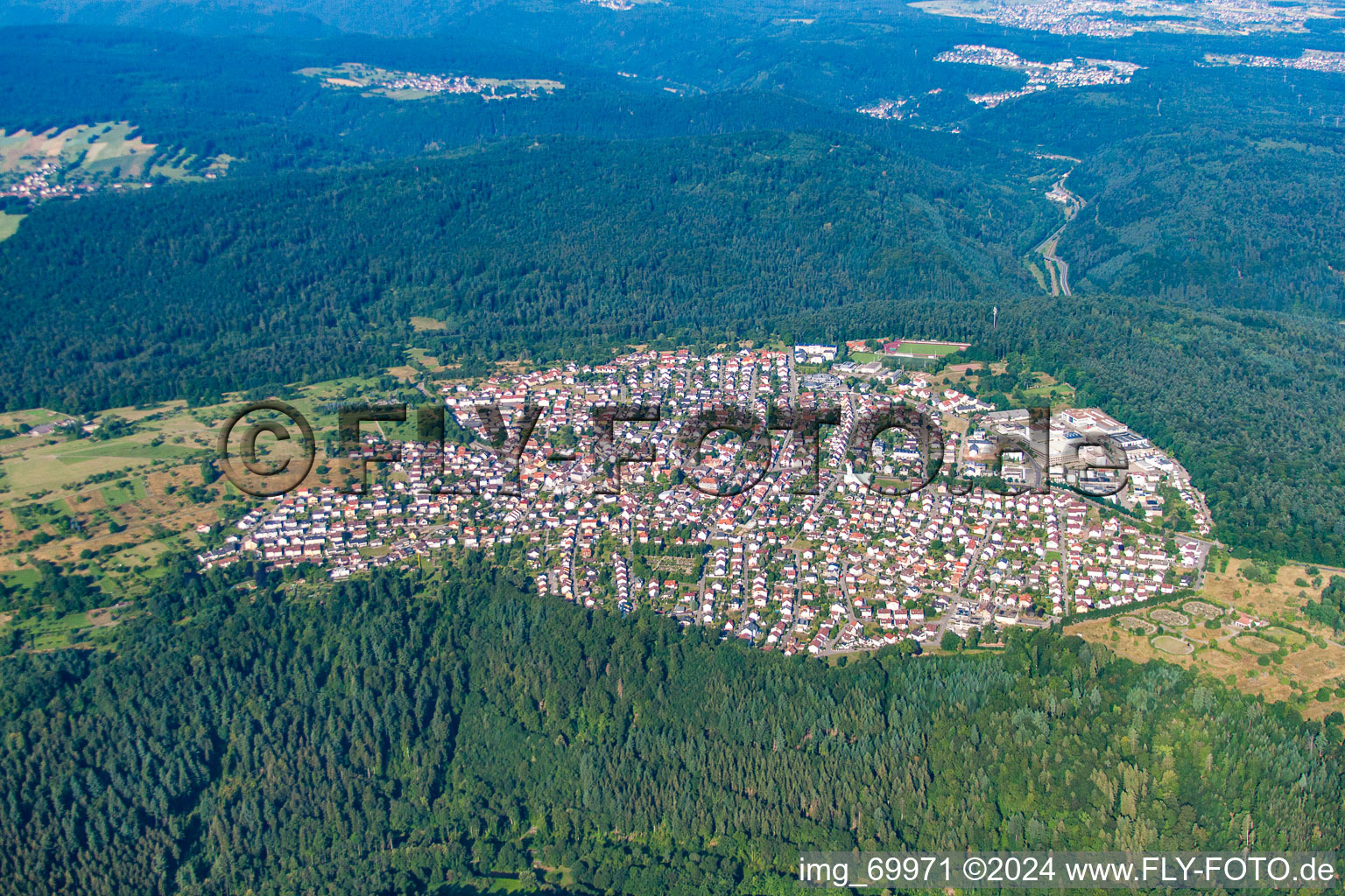 Vue aérienne de Vue des rues et des maisons des quartiers résidentiels à le quartier Büchenbronn in Pforzheim dans le département Bade-Wurtemberg, Allemagne