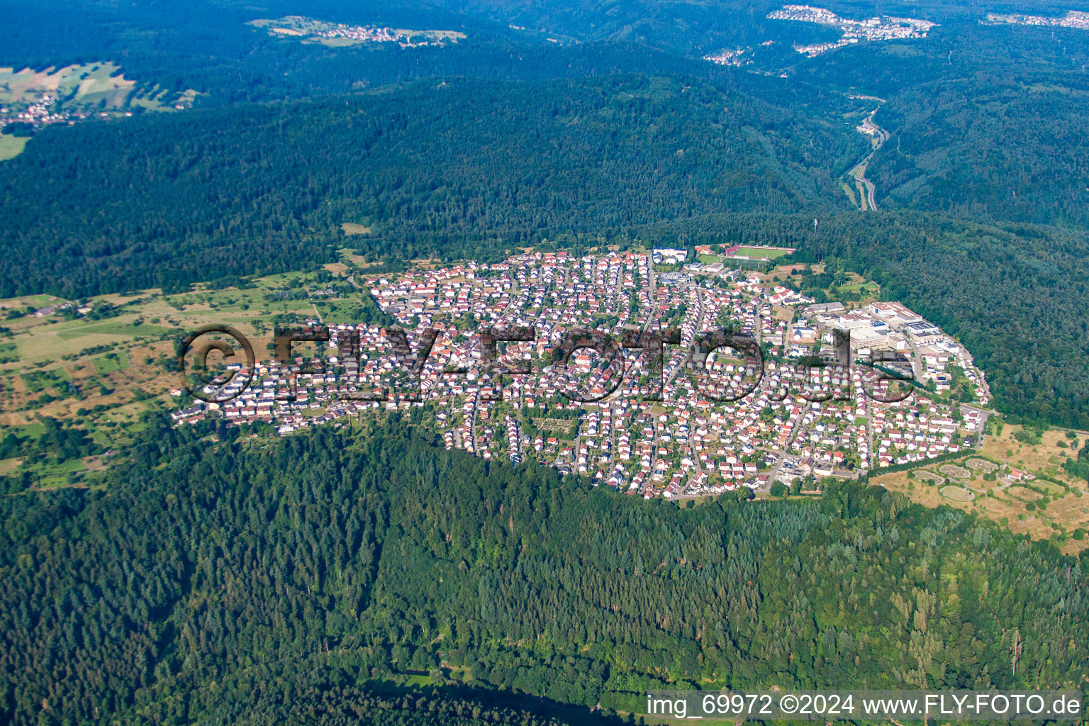 Vue aérienne de Vue des rues et des maisons des quartiers résidentiels à le quartier Büchenbronn in Pforzheim dans le département Bade-Wurtemberg, Allemagne