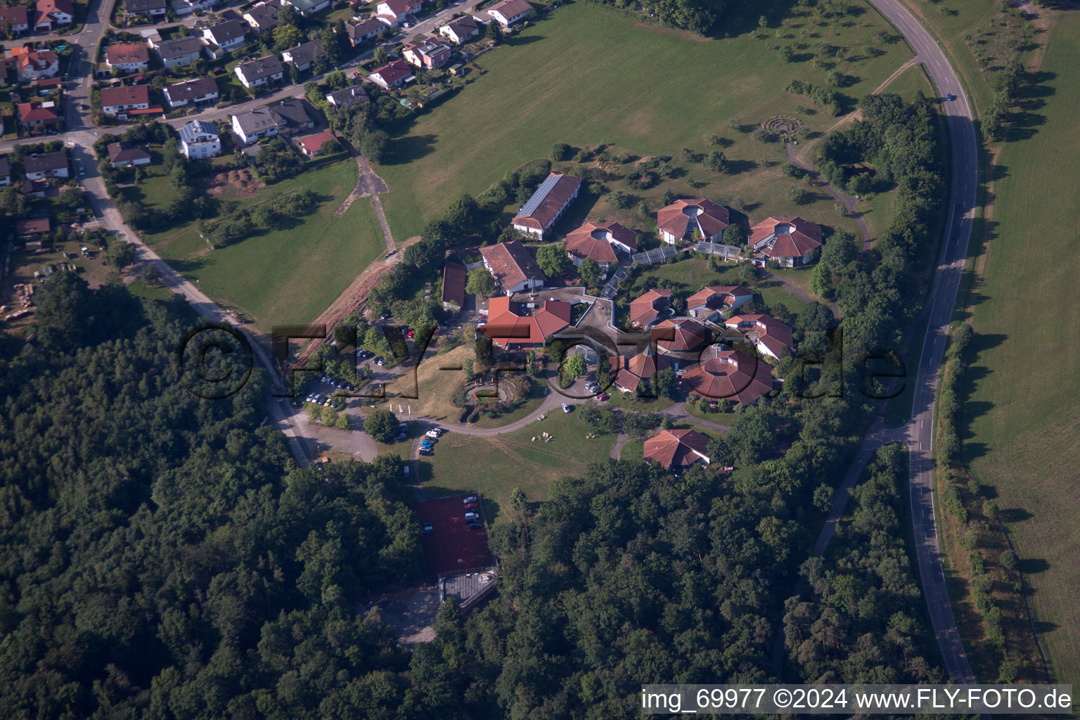 Vue aérienne de Forum, centre de réunion à le quartier Hohenwart in Pforzheim dans le département Bade-Wurtemberg, Allemagne