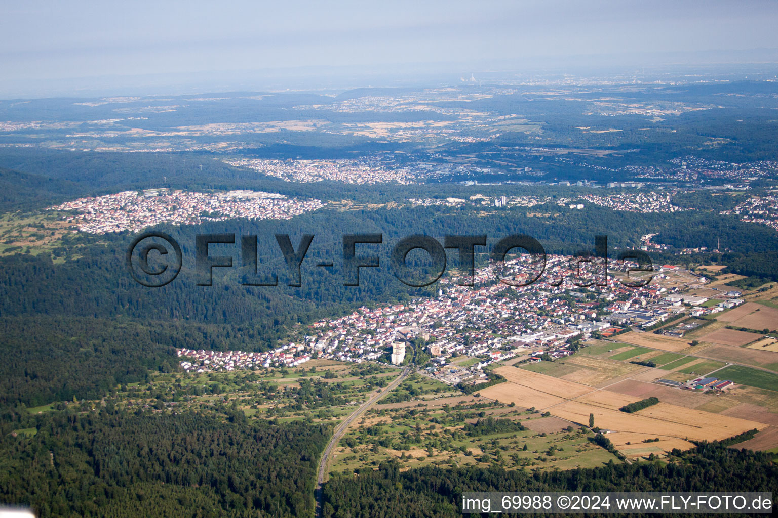 Vue aérienne de Dans le nord de la Forêt-Noire à le quartier Huchenfeld in Pforzheim dans le département Bade-Wurtemberg, Allemagne