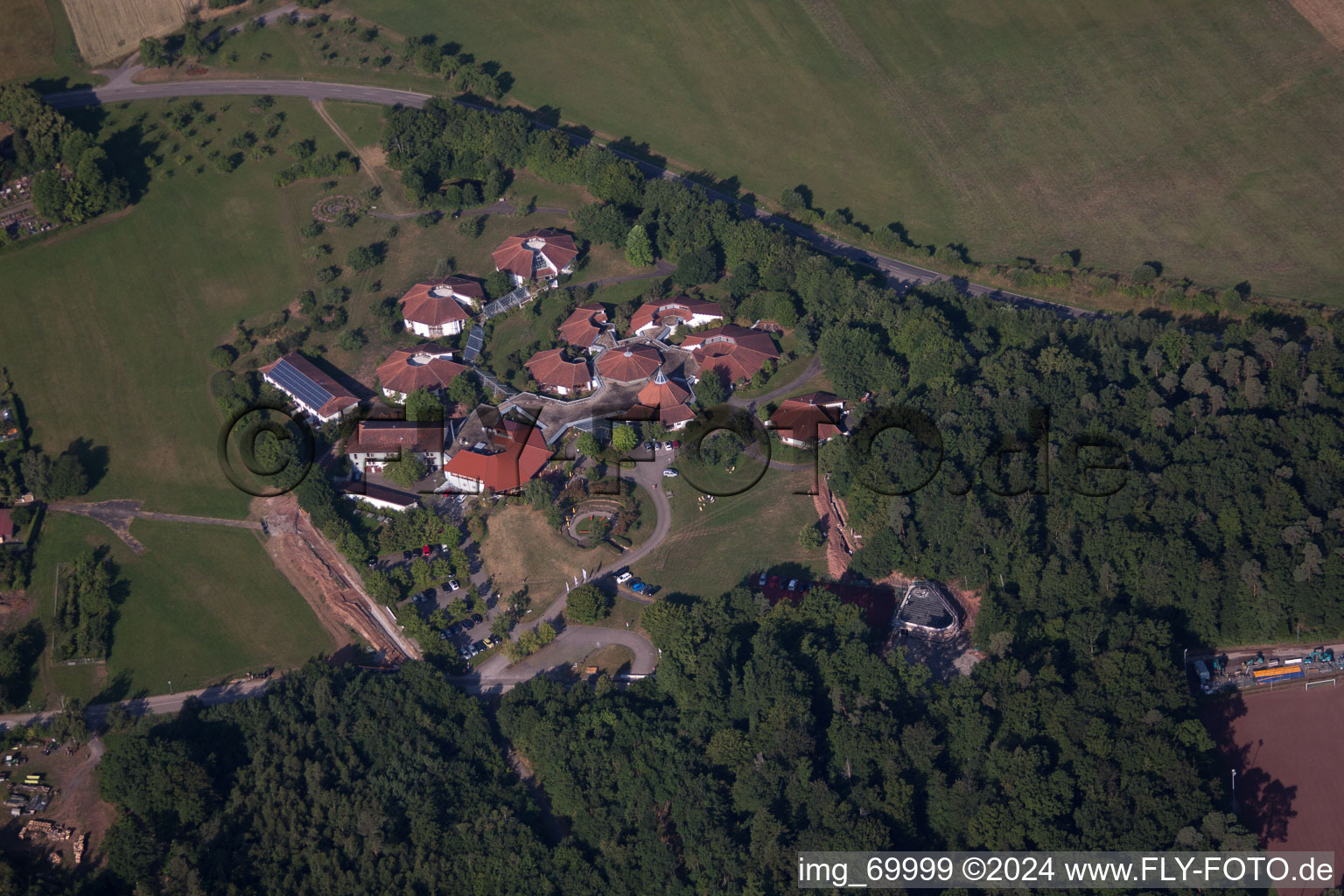 Vue aérienne de Forum, centre de réunion à le quartier Hohenwart in Pforzheim dans le département Bade-Wurtemberg, Allemagne