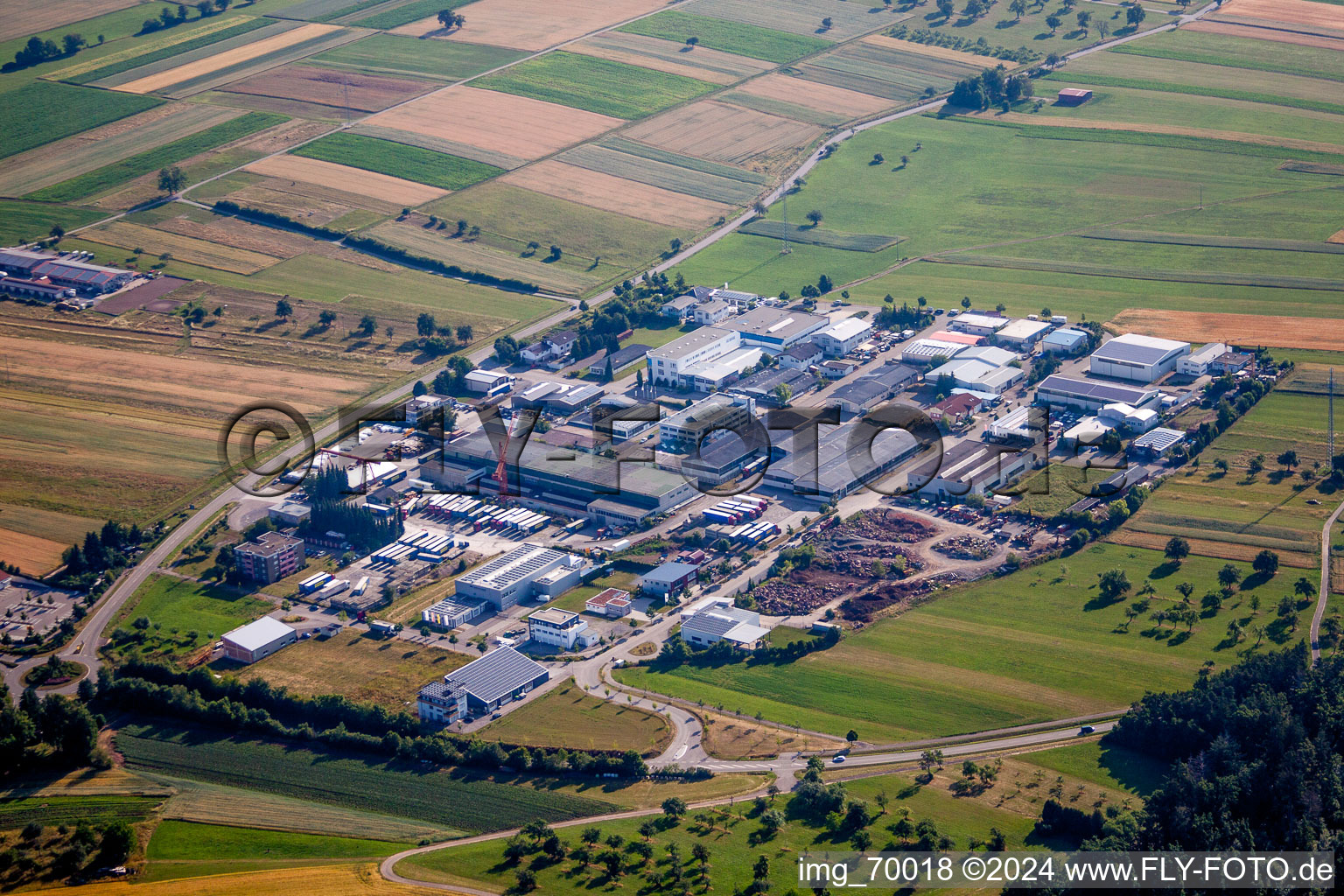 Vue aérienne de Zone commerciale et implantation d'entreprise à Tiefenbronn dans le département Bade-Wurtemberg, Allemagne