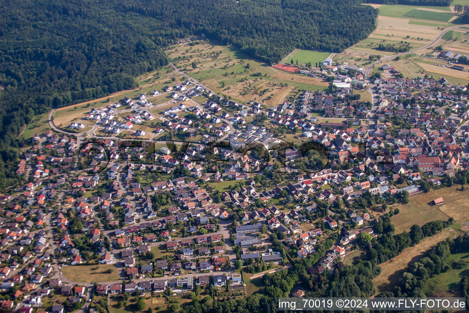 Vue aérienne de Vue des rues et des maisons des quartiers résidentiels à Tiefenbronn dans le département Bade-Wurtemberg, Allemagne