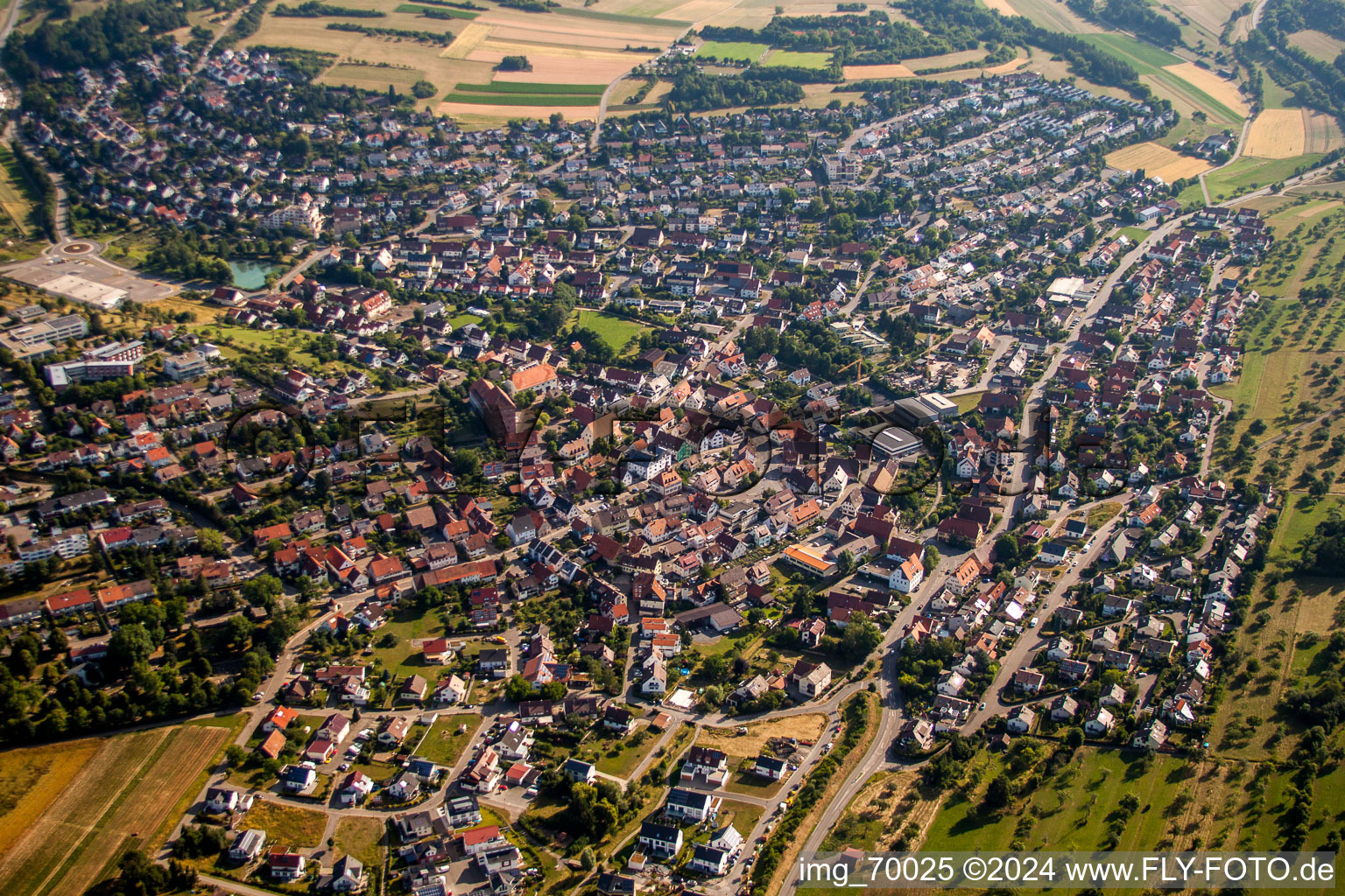 Vue aérienne de Vue des rues et des maisons des quartiers résidentiels à Heimsheim dans le département Bade-Wurtemberg, Allemagne