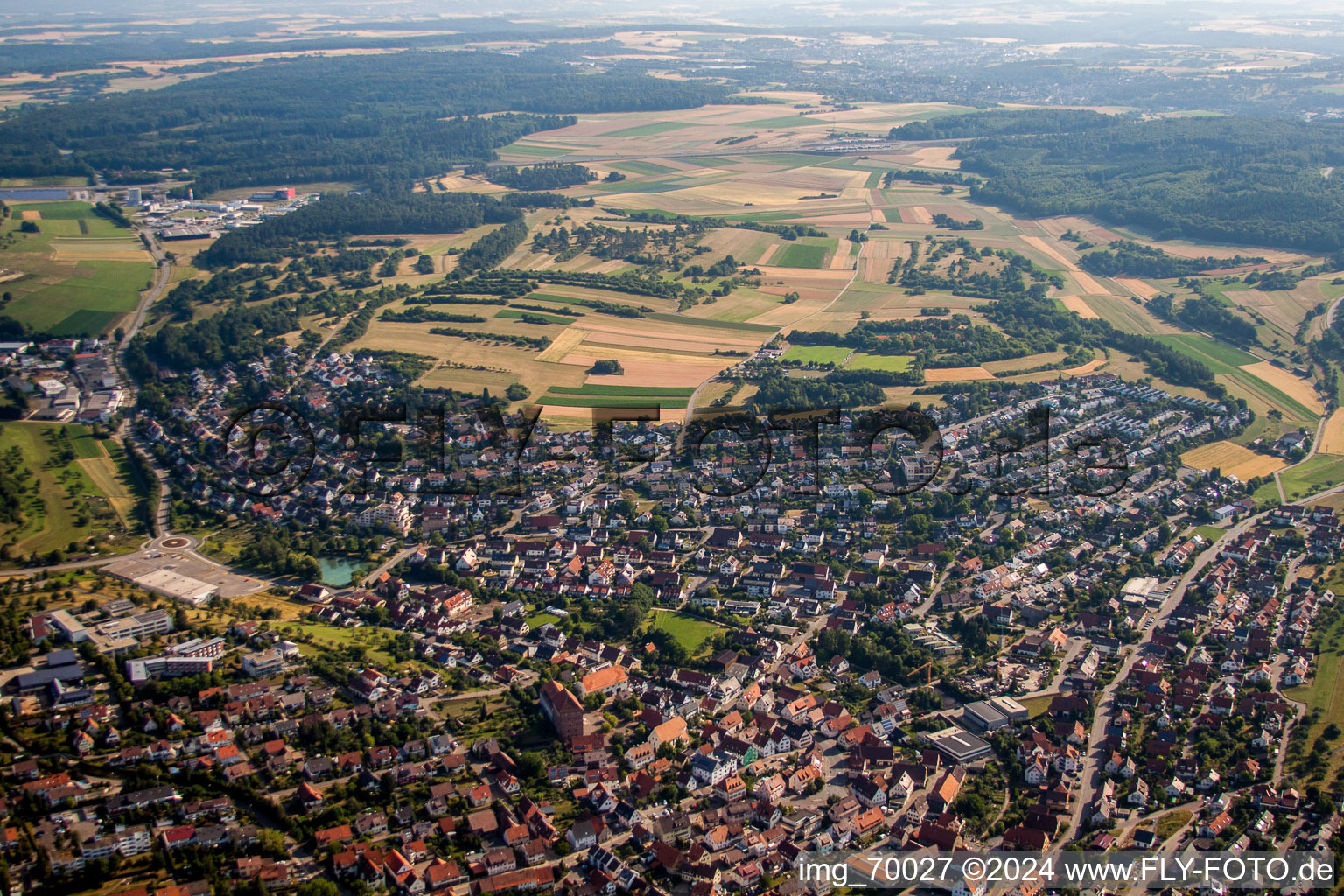 Vue aérienne de Vue des rues et des maisons des quartiers résidentiels à Heimsheim dans le département Bade-Wurtemberg, Allemagne