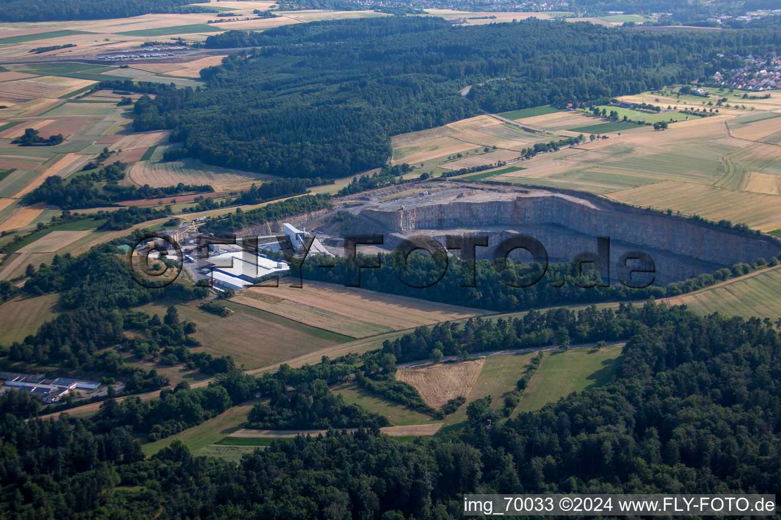 Vue aérienne de Carrière pour l'extraction et l'extraction de basalte Saint-Gobain Weber GmbH à Heimsheim dans le département Bade-Wurtemberg, Allemagne