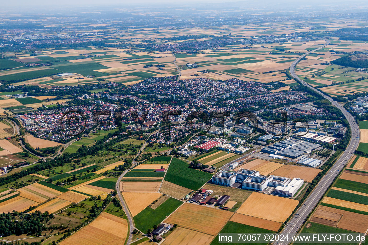 Vue aérienne de Vue des rues et des maisons des quartiers résidentiels à Ditzingen dans le département Bade-Wurtemberg, Allemagne