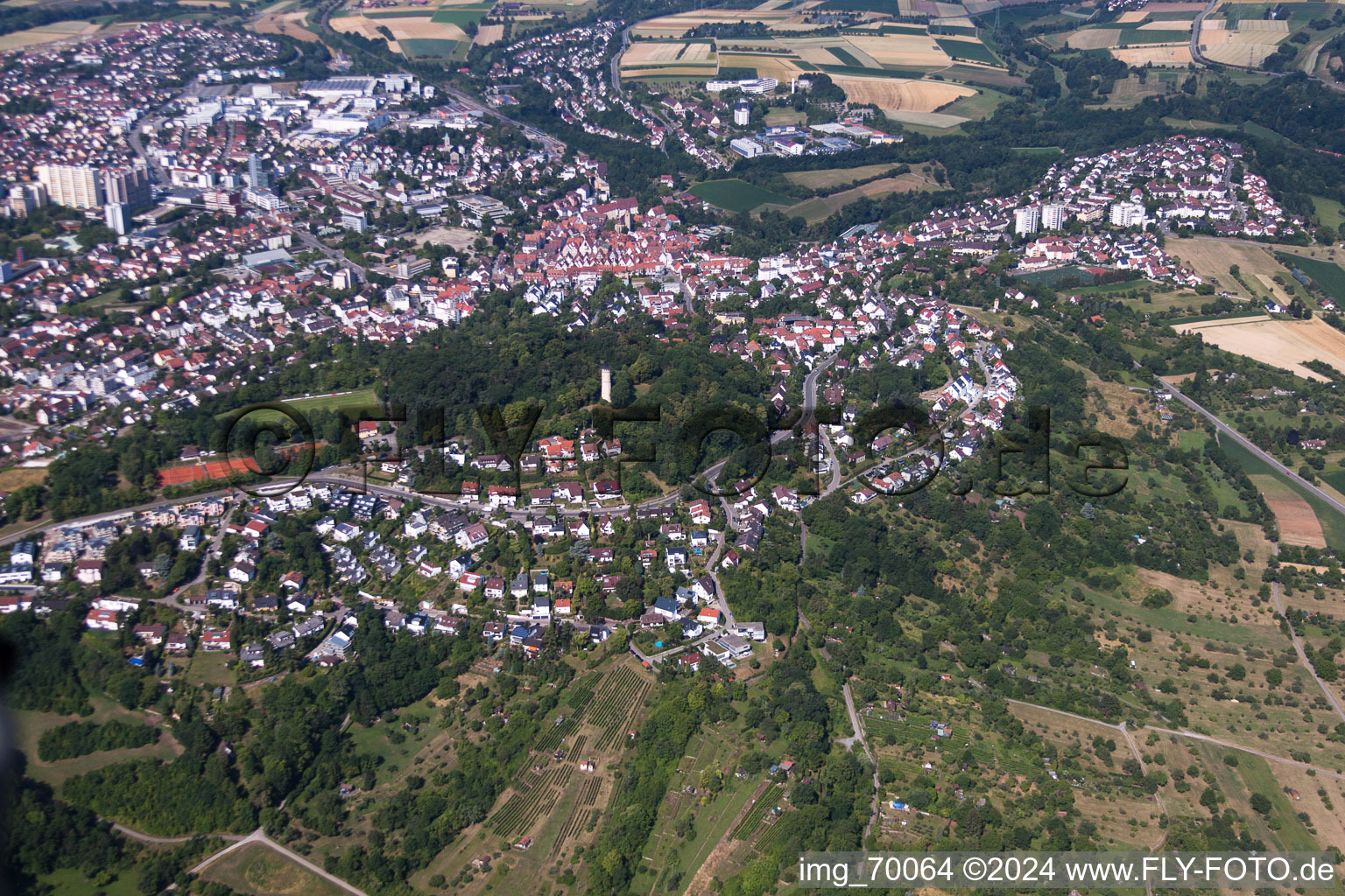 Vue oblique de Tour d'Engelberg, prairie d'Engelberg à Leonberg dans le département Bade-Wurtemberg, Allemagne