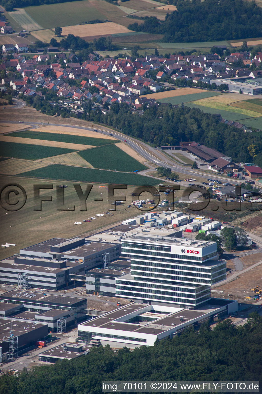 Vue aérienne de Bâtiment de recherche et complexe de bureaux du centre de recherche et de développement avancé Robert Bosch GmbH sur l'aérodrome de planeurs de Malmsheim à Renningen dans le département Bade-Wurtemberg, Allemagne