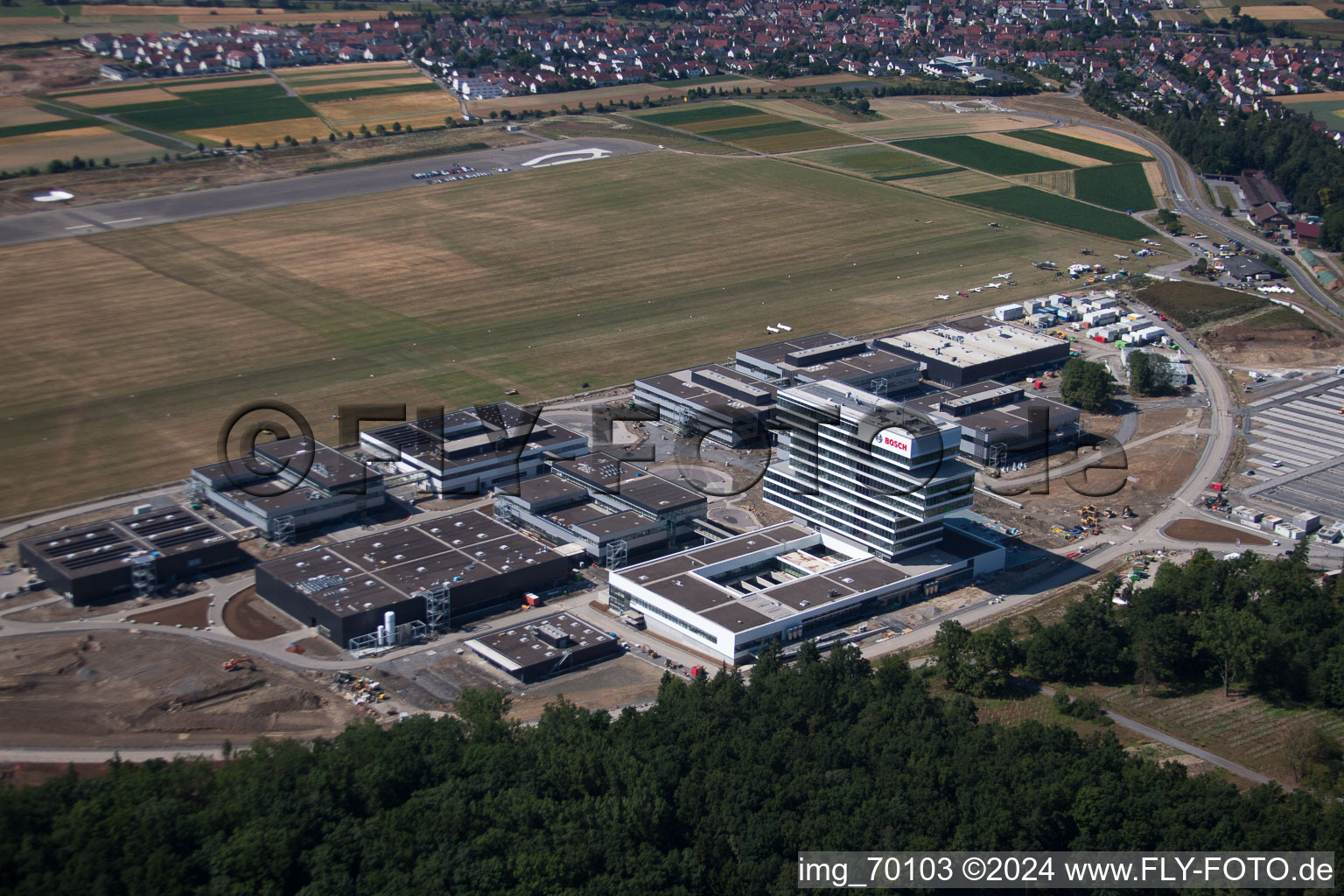 Vue aérienne de Bâtiment de recherche et complexe de bureaux du centre de recherche et de développement avancé Robert Bosch GmbH sur l'aérodrome de planeurs de Malmsheim à Renningen dans le département Bade-Wurtemberg, Allemagne