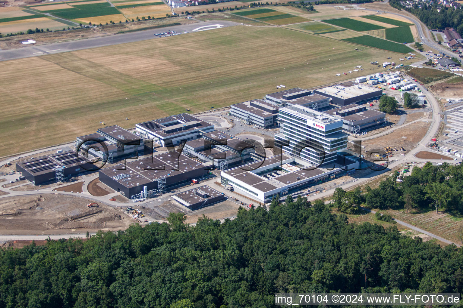 Photographie aérienne de Bâtiment de recherche et complexe de bureaux du centre de recherche et de développement avancé Robert Bosch GmbH sur l'aérodrome de planeurs Malmsheim à le quartier Malmsheim in Renningen dans le département Bade-Wurtemberg, Allemagne