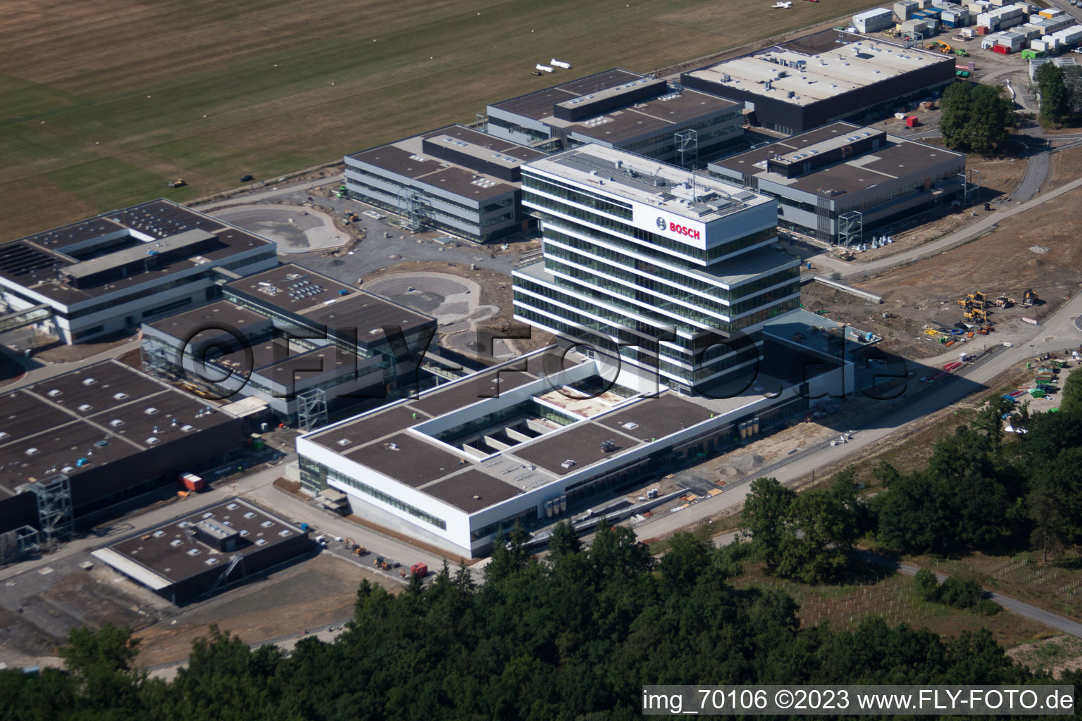 Vue oblique de Bâtiment de recherche et complexe de bureaux du centre de recherche et de développement avancé Robert Bosch GmbH sur l'aérodrome de planeurs de Malmsheim à Renningen dans le département Bade-Wurtemberg, Allemagne