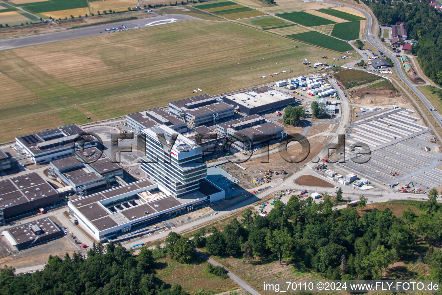 Bâtiment de recherche et complexe de bureaux du centre de recherche et de développement avancé Robert Bosch GmbH sur l'aérodrome de planeurs Malmsheim à le quartier Malmsheim in Renningen dans le département Bade-Wurtemberg, Allemagne d'en haut