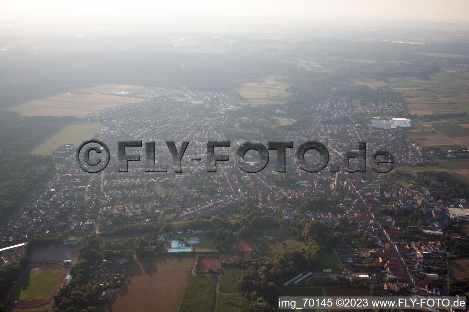 Bellheim dans le département Rhénanie-Palatinat, Allemagne du point de vue du drone