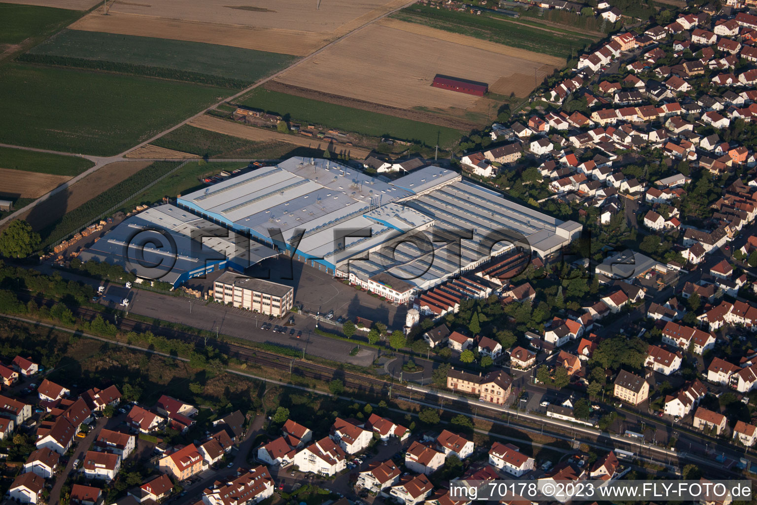 Site de l'usine Kardex Remstar Production Deutschland GmbH sur la Kardex-Platz dans le quartier de Sondernheim à Bellheim dans le département Rhénanie-Palatinat, Allemagne d'en haut