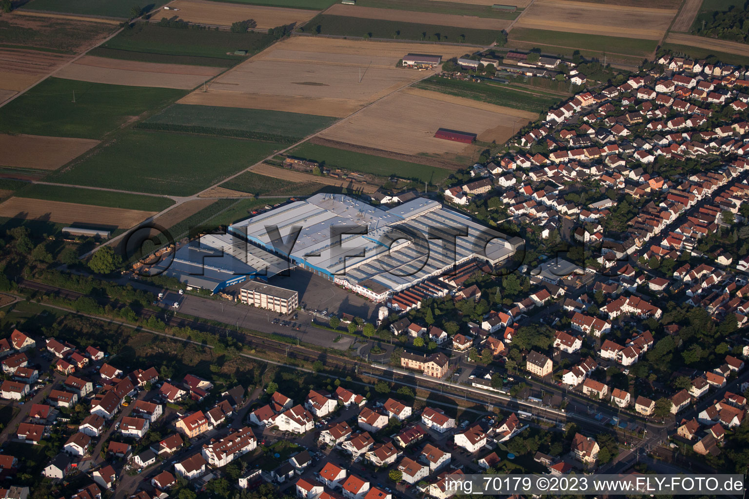 Site de l'usine Kardex Remstar Production Deutschland GmbH sur la Kardex-Platz dans le quartier de Sondernheim à Bellheim dans le département Rhénanie-Palatinat, Allemagne hors des airs