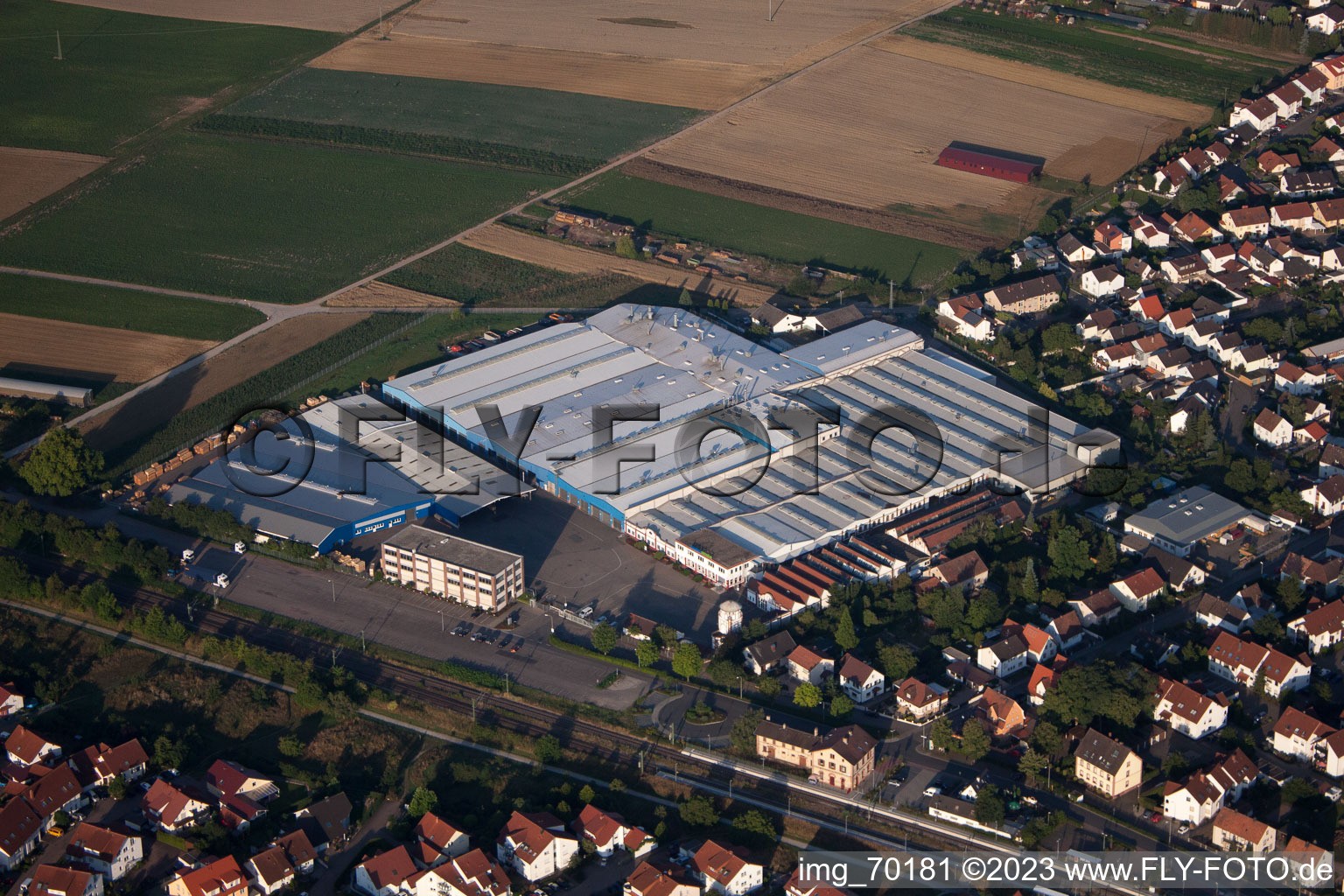 Site de l'usine Kardex Remstar Production Deutschland GmbH sur la Kardex-Platz dans le quartier de Sondernheim à Bellheim dans le département Rhénanie-Palatinat, Allemagne vue d'en haut