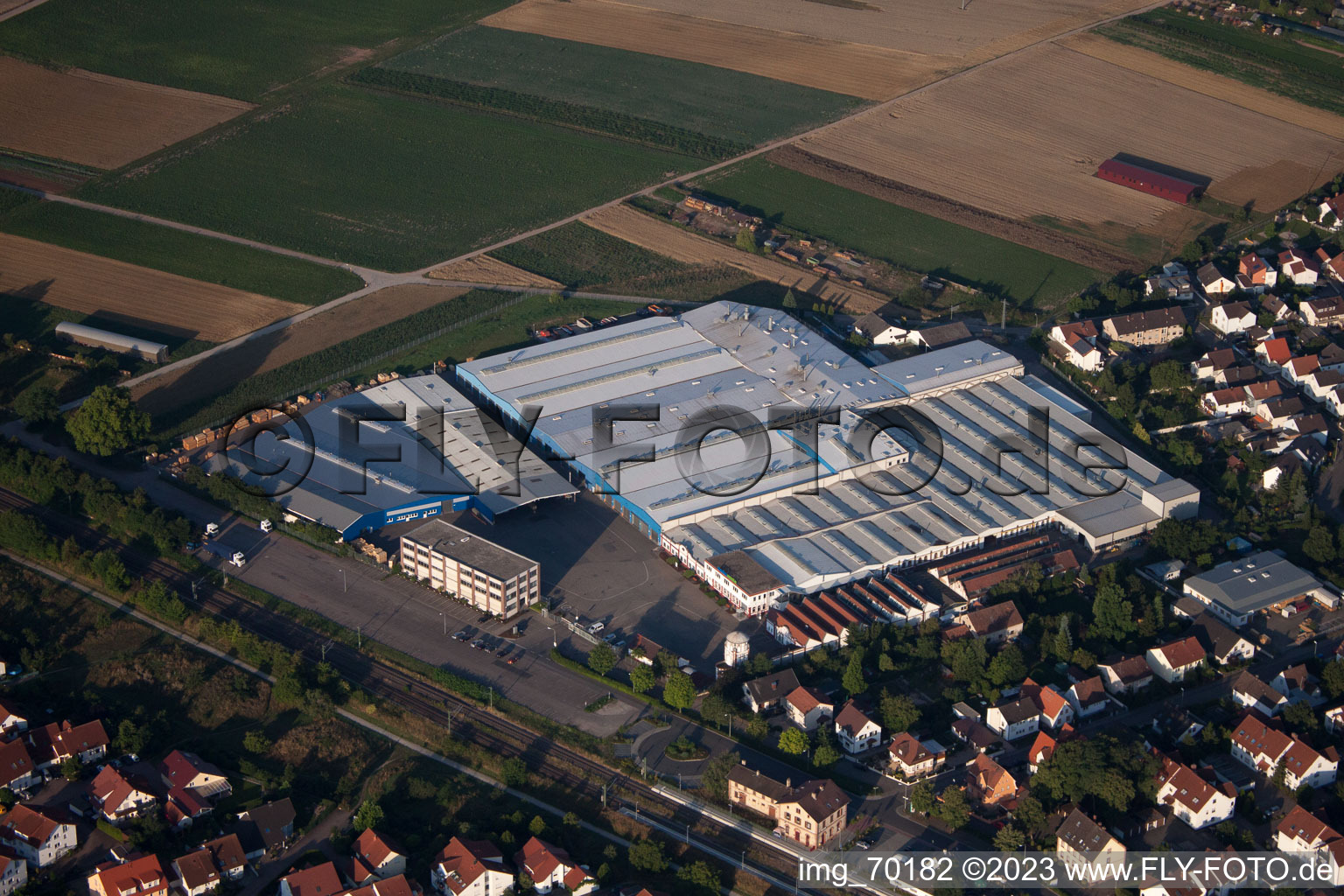 Site de l'usine Kardex Remstar Production Deutschland GmbH sur la Kardex-Platz dans le quartier de Sondernheim à Bellheim dans le département Rhénanie-Palatinat, Allemagne depuis l'avion