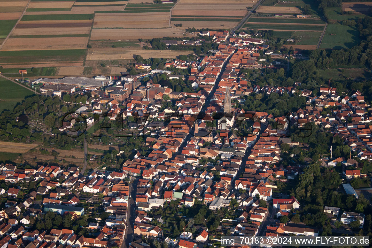 Vue des rues et des maisons des quartiers résidentiels à Bellheim dans le département Rhénanie-Palatinat, Allemagne d'en haut