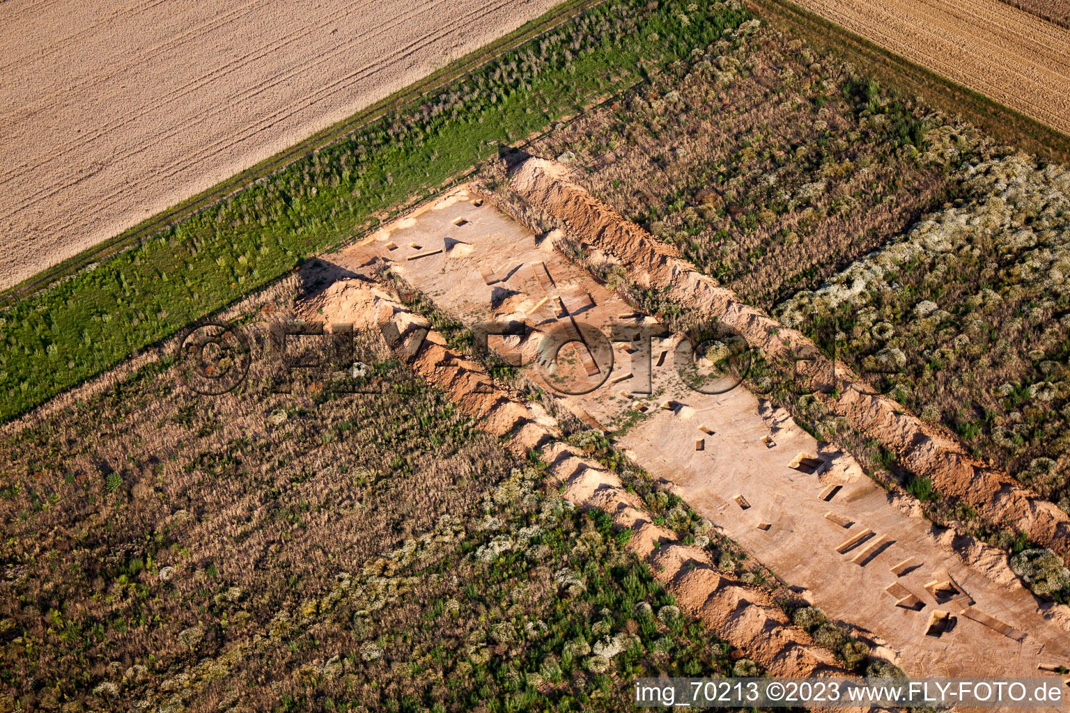 Fouilles archéologiques dans la nouvelle zone commerciale NW à le quartier Herxheim in Herxheim bei Landau dans le département Rhénanie-Palatinat, Allemagne vue du ciel