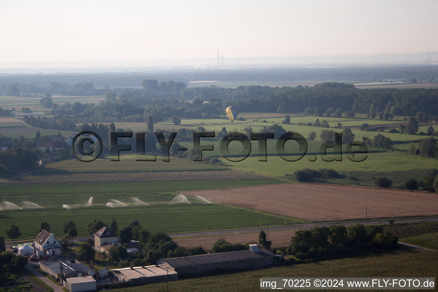 Erlenbach bei Kandel dans le département Rhénanie-Palatinat, Allemagne du point de vue du drone