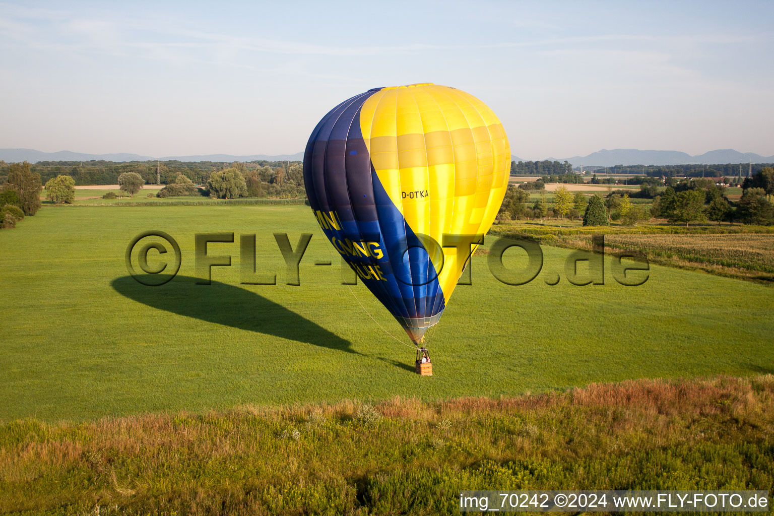 Vue oblique de Ballon en fuite à Erlenbach bei Kandel dans le département Rhénanie-Palatinat, Allemagne