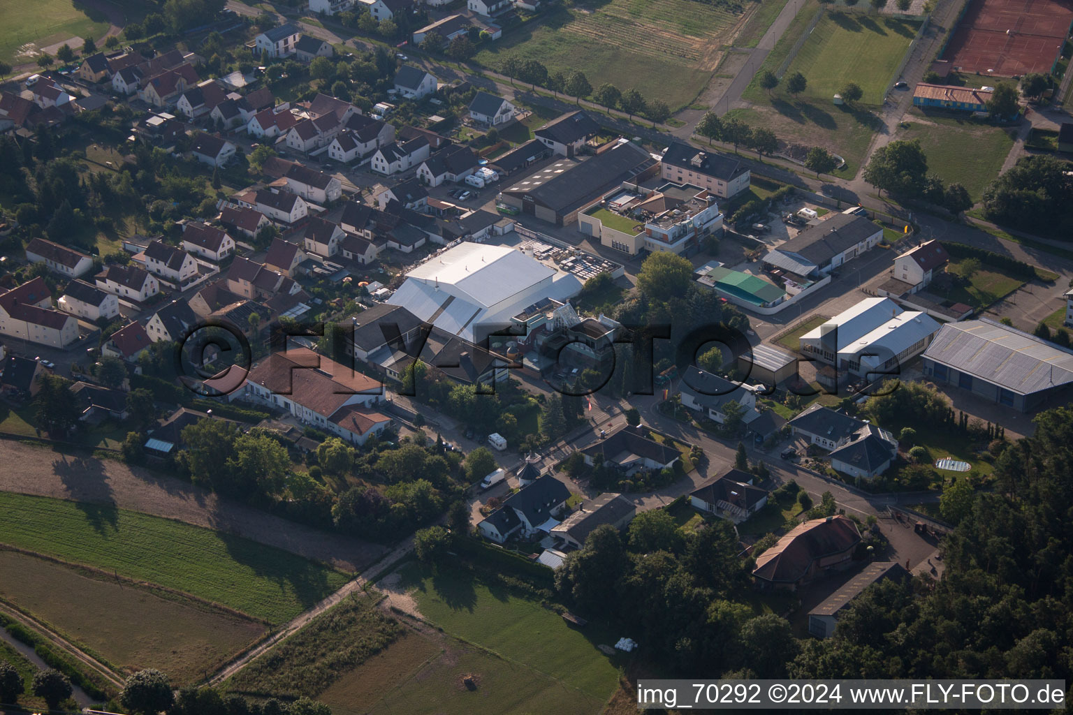 Vue d'oiseau de Hatzenbühl dans le département Rhénanie-Palatinat, Allemagne