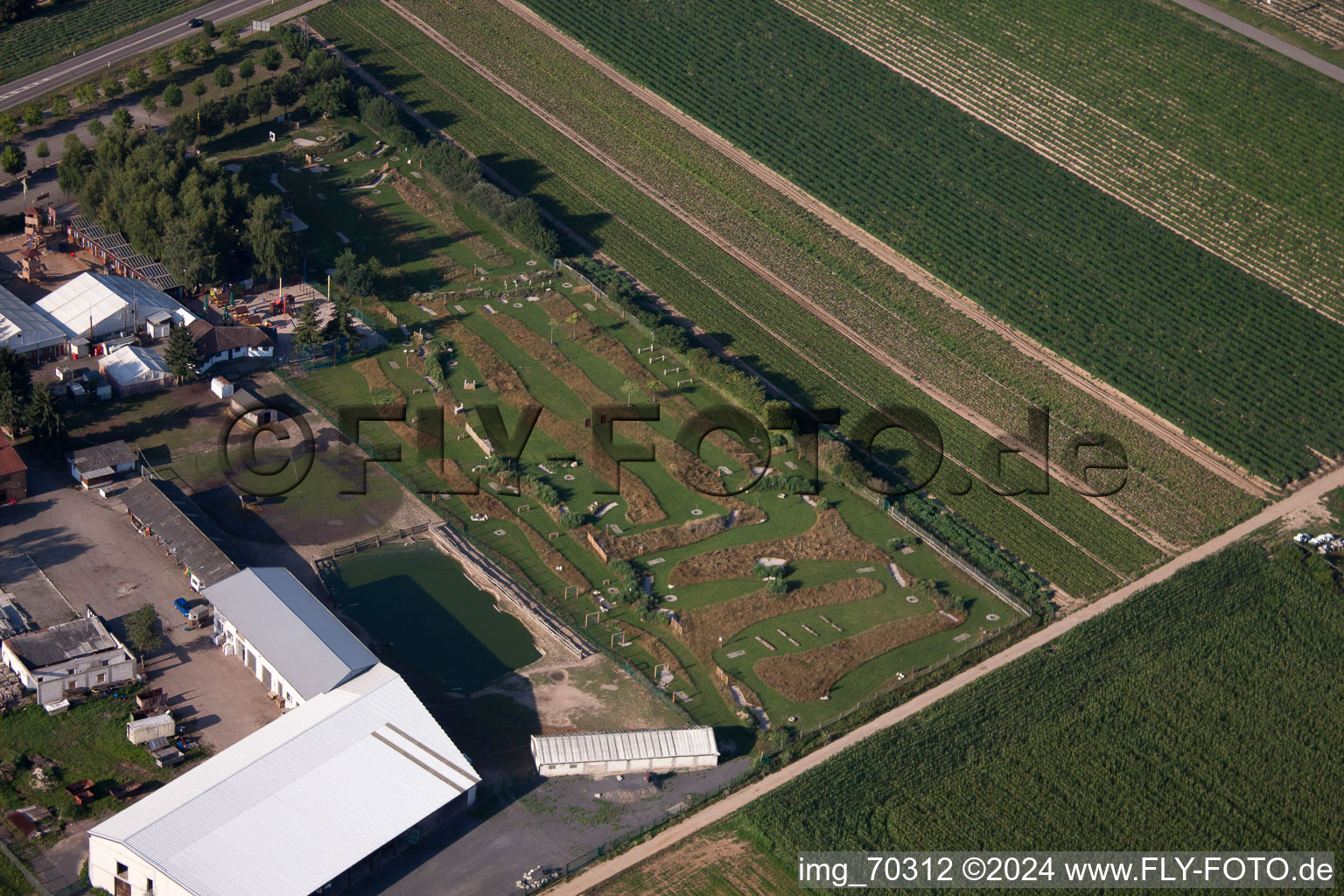 Photographie aérienne de Tente du restaurant en plein air Adamshof et parcours de foot Kandel à Kandel dans le département Rhénanie-Palatinat, Allemagne