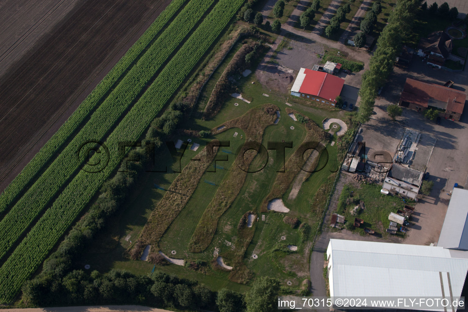 Terrain de golf à pied d'Adamshof à Kandel dans le département Rhénanie-Palatinat, Allemagne d'un drone