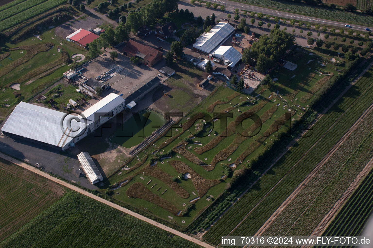 Terrain de golf à pied d'Adamshof à Kandel dans le département Rhénanie-Palatinat, Allemagne vu d'un drone