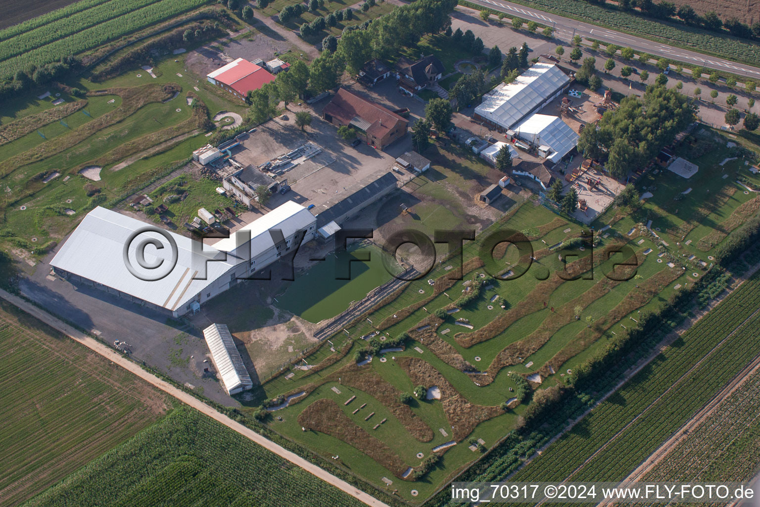 Vue oblique de Tente du restaurant en plein air Adamshof et parcours de foot Kandel à Kandel dans le département Rhénanie-Palatinat, Allemagne