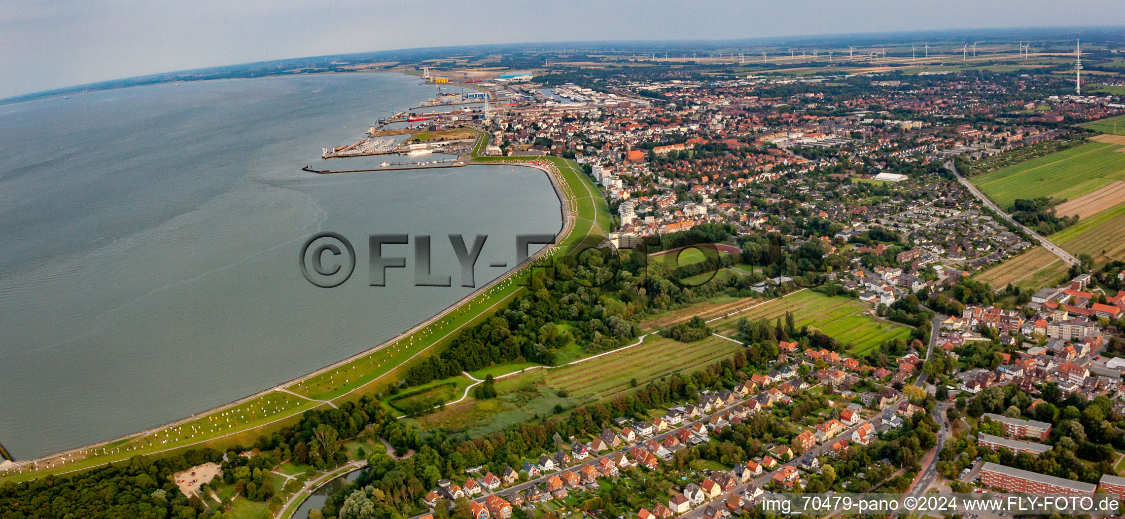 Vue aérienne de Plage de baignade Baie de Grimmershörn sur la digue du Döser à le quartier Döse in Cuxhaven dans le département Basse-Saxe, Allemagne