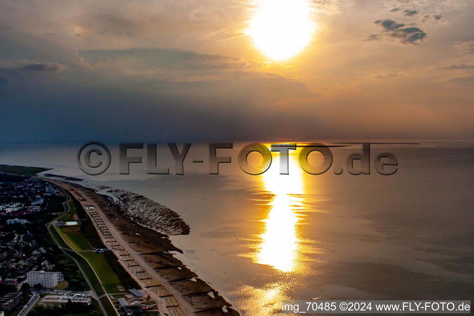 Vue aérienne de Sur la mer du Nord avec le soleil couchant à le quartier Döse in Cuxhaven dans le département Basse-Saxe, Allemagne