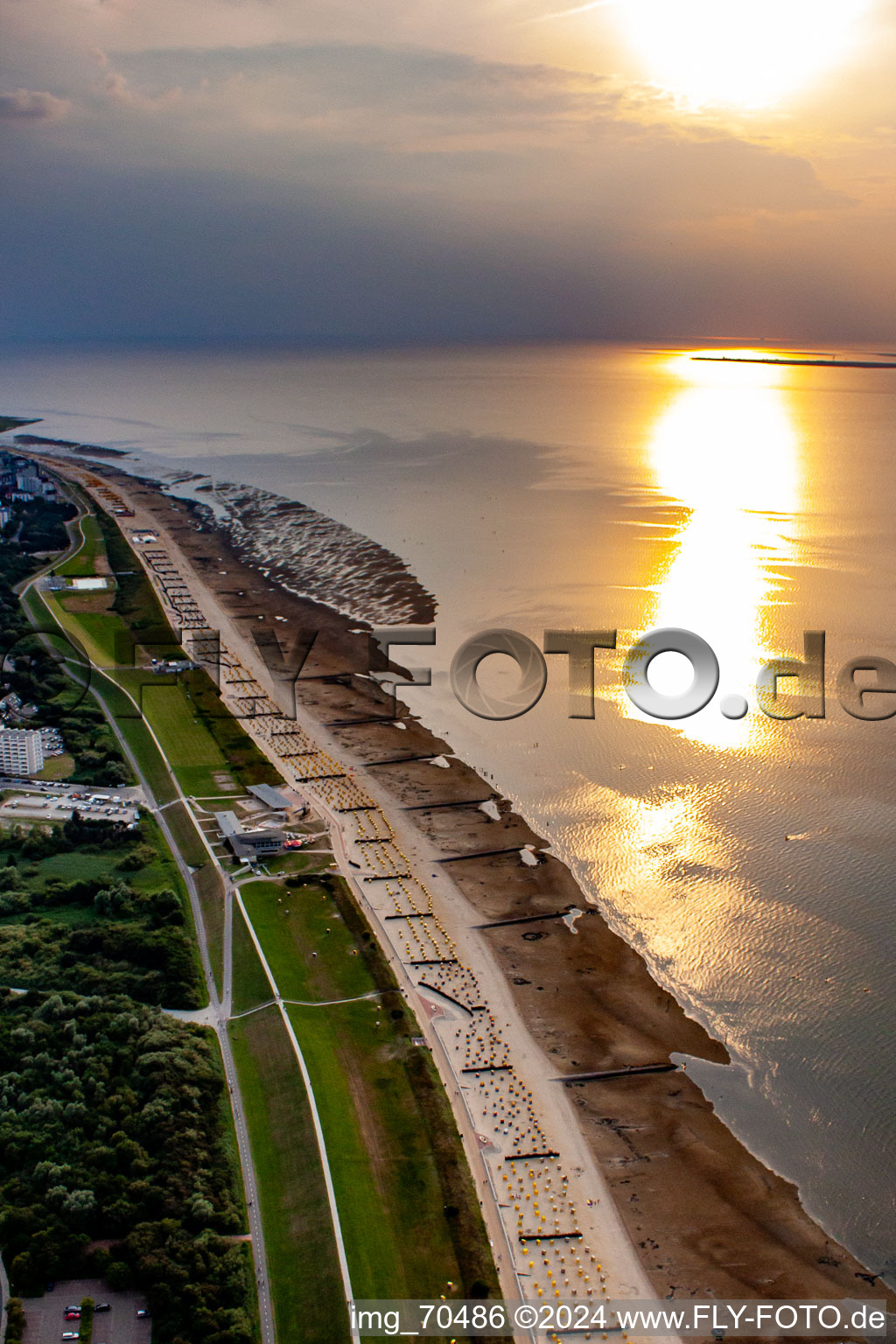 Vue aérienne de Coucher de soleil sur le paysage des plages de la mer du Nord à le quartier Döse in Cuxhaven dans le département Basse-Saxe, Allemagne