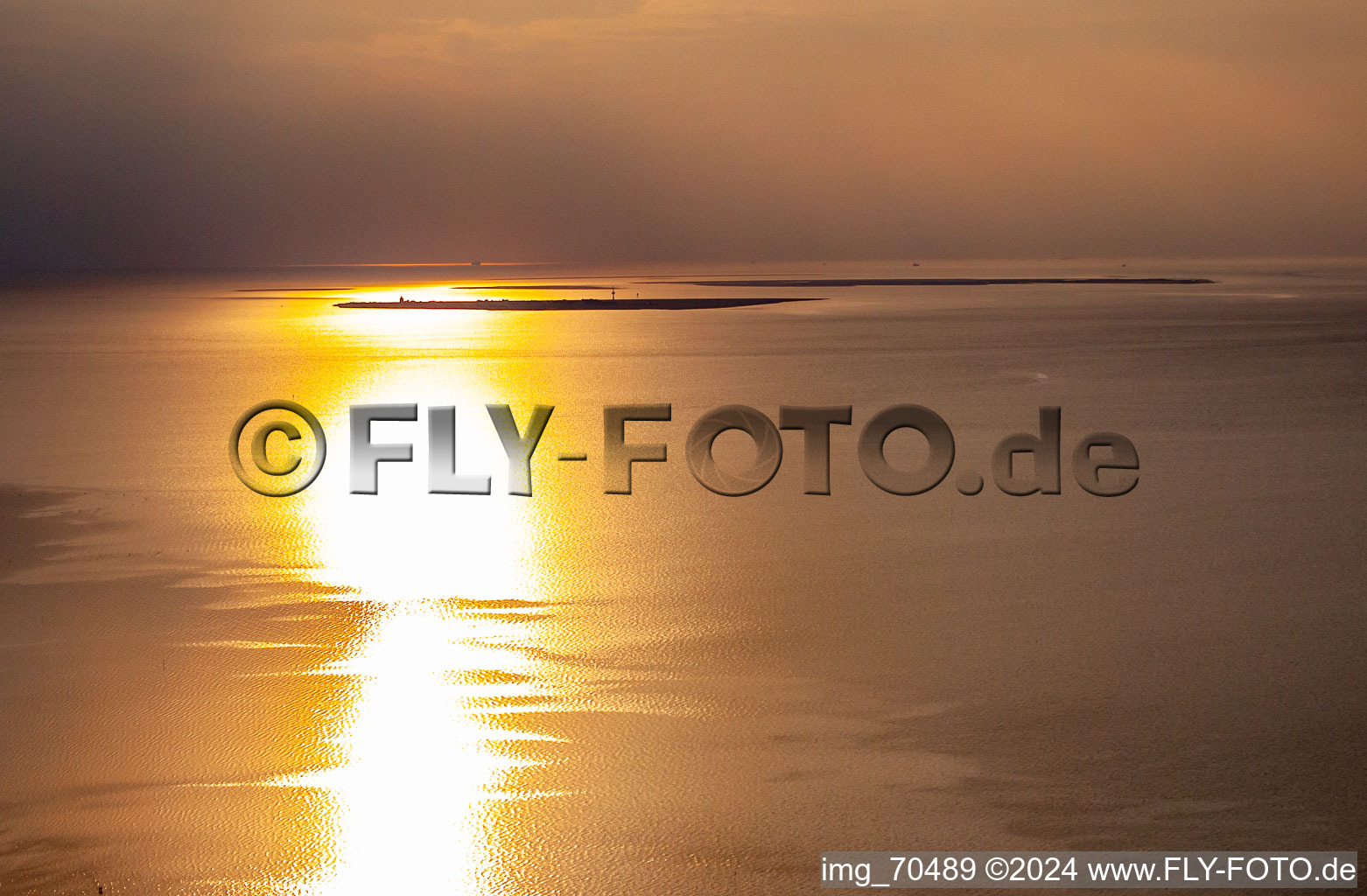 Vue aérienne de Île Neuwerk à marée haute au coucher du soleil à Neuwerk dans le département Hambourg, Allemagne