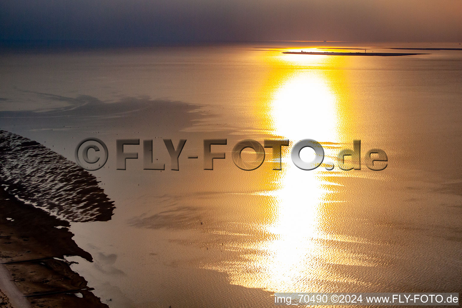 Vue aérienne de Coucher de soleil sur le paysage des plages de la mer du Nord à le quartier Döse in Cuxhaven dans le département Basse-Saxe, Allemagne