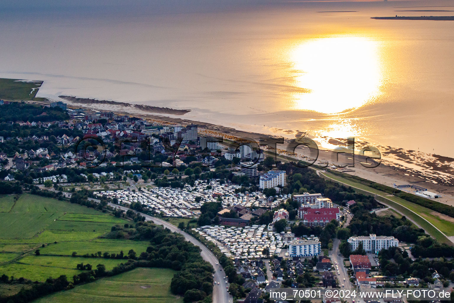 Vue aérienne de Campings au bord de la mer du Nord avec le soleil couchant à le quartier Duhnen in Cuxhaven dans le département Basse-Saxe, Allemagne