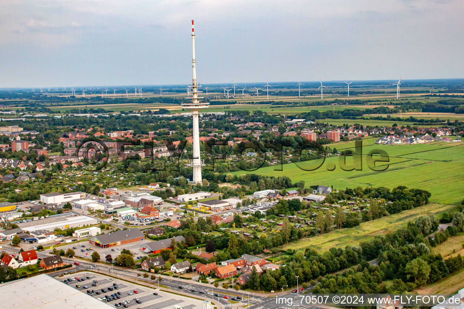 Vue aérienne de Tour de télécommunication et tour de télévision Friedrich-Clemens-Gerke-Turm à le quartier Süder- und Westerwisch in Cuxhaven dans le département Basse-Saxe, Allemagne