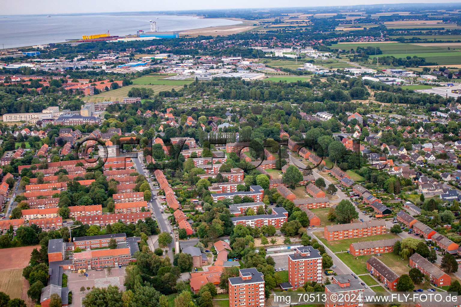 Vue aérienne de Pommernstr à le quartier Süder- und Westerwisch in Cuxhaven dans le département Basse-Saxe, Allemagne