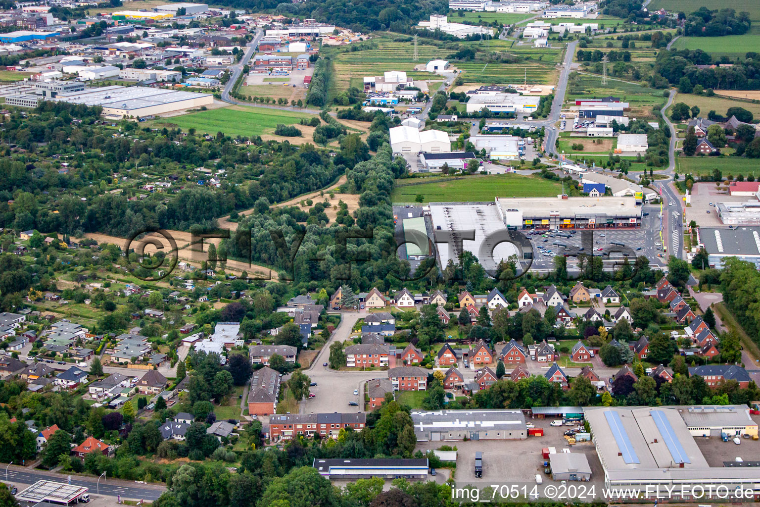 Vue aérienne de Deichmann et DM à le quartier Groden in Cuxhaven dans le département Basse-Saxe, Allemagne