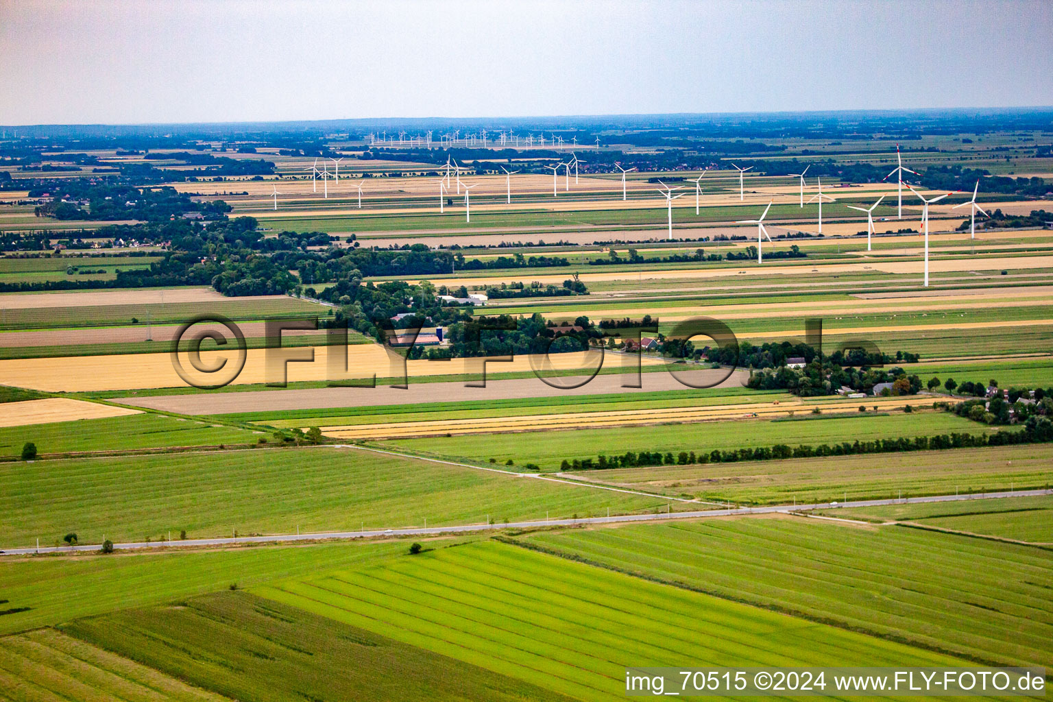 Vue aérienne de Parc éolien à le quartier Altenbruch-Westerende in Cuxhaven dans le département Basse-Saxe, Allemagne