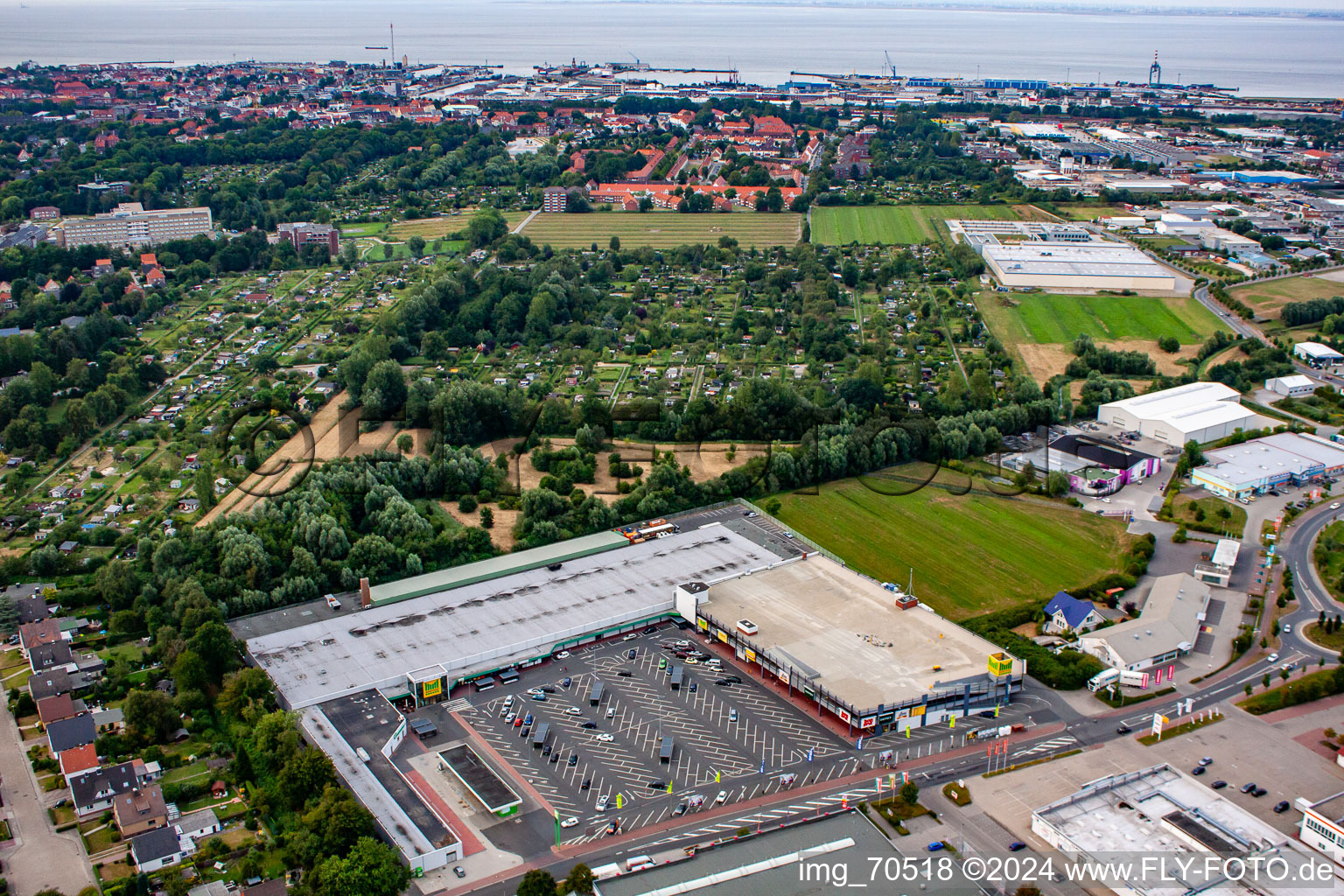 Vue aérienne de Marktkauf-Center Cuxhaven avec Deichmann et dm à le quartier Groden in Cuxhaven dans le département Basse-Saxe, Allemagne