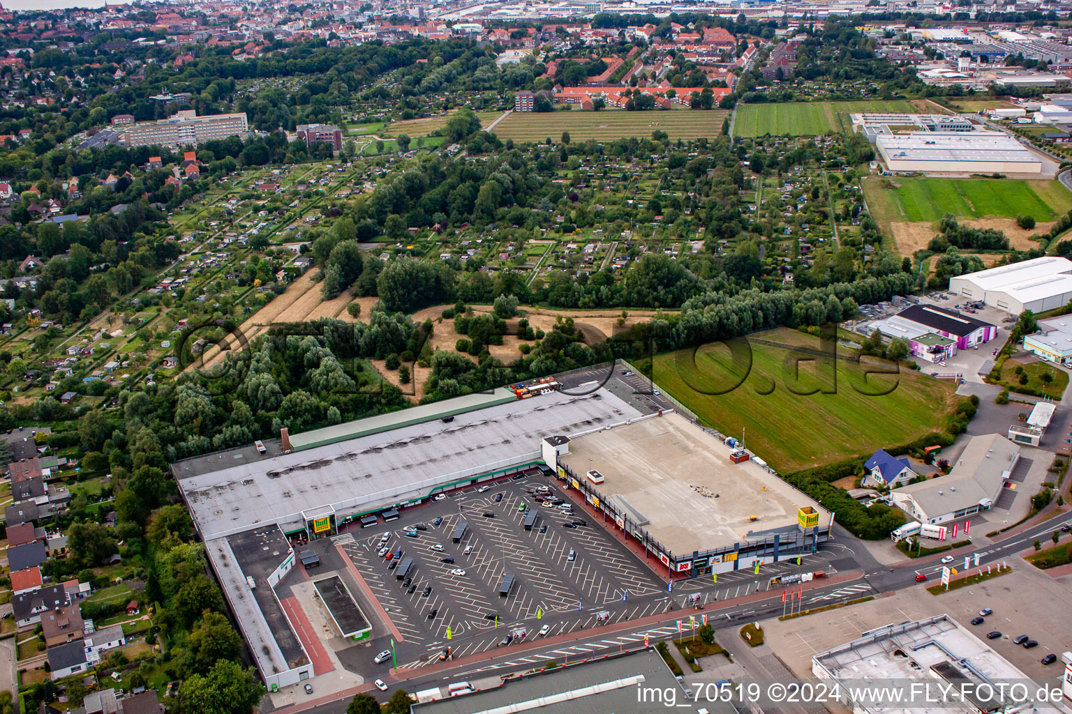 Vue aérienne de Marktkauf-Center Cuxhaven avec Deichmann et dm à le quartier Groden in Cuxhaven dans le département Basse-Saxe, Allemagne