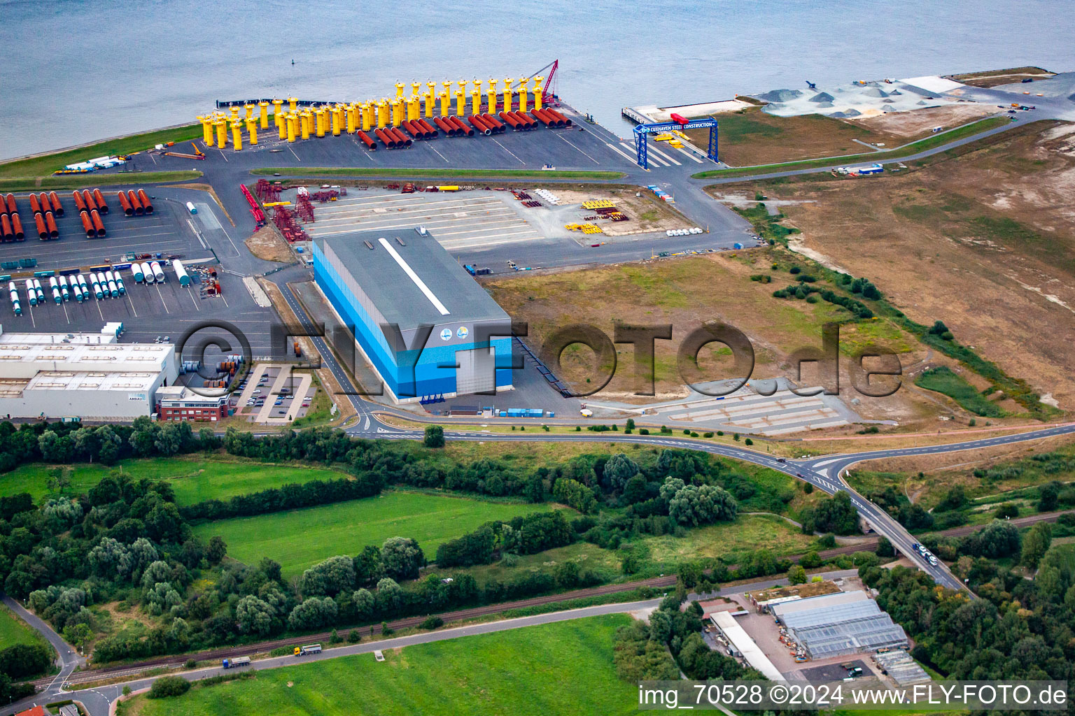 Vue aérienne de Installations portuaires sur la côte maritime de Cuxport GmbH pour les éoliennes offshore à Cuxhaven dans le département Basse-Saxe, Allemagne