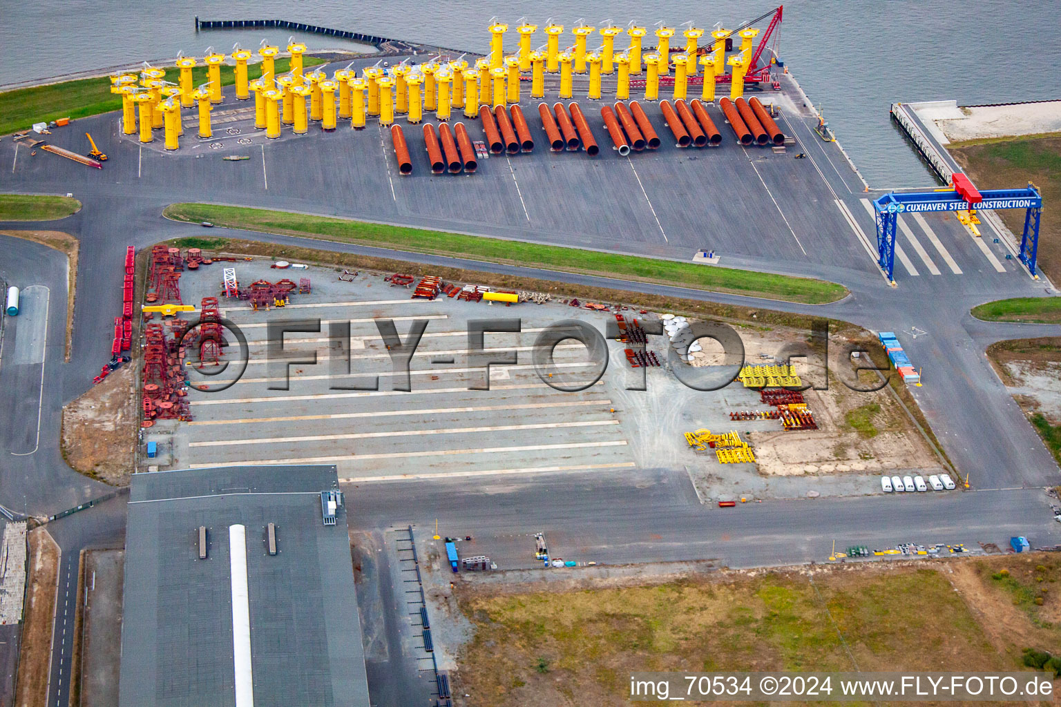 Vue aérienne de Installations portuaires sur la côte maritime de Cuxport GmbH pour les éoliennes offshore à Cuxhaven dans le département Basse-Saxe, Allemagne