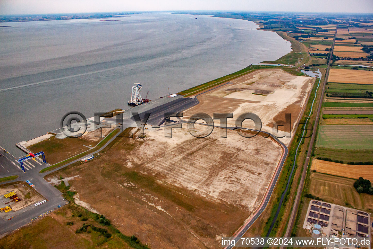 Photographie aérienne de Installations portuaires sur la côte maritime de Cuxport GmbH pour les éoliennes offshore à Cuxhaven dans le département Basse-Saxe, Allemagne