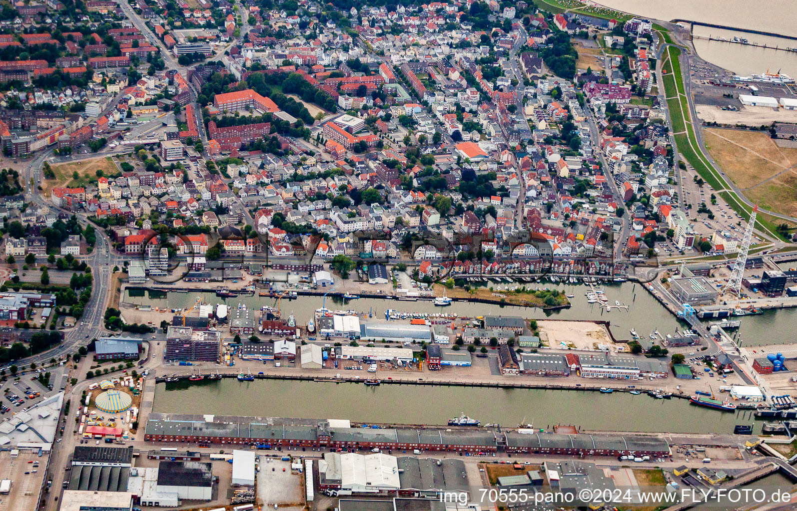 Vue aérienne de Nordseekai et Meinenkai à Cuxhaven dans le département Basse-Saxe, Allemagne