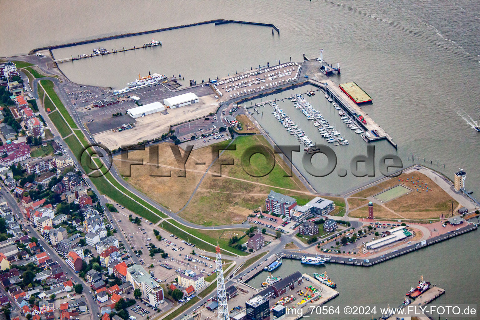 Vue aérienne de Installations portuaires sur les rives du bassin portuaire du Landwehrkanal et du phare d'Alte Liebe à Cuxhaven dans le département Basse-Saxe, Allemagne