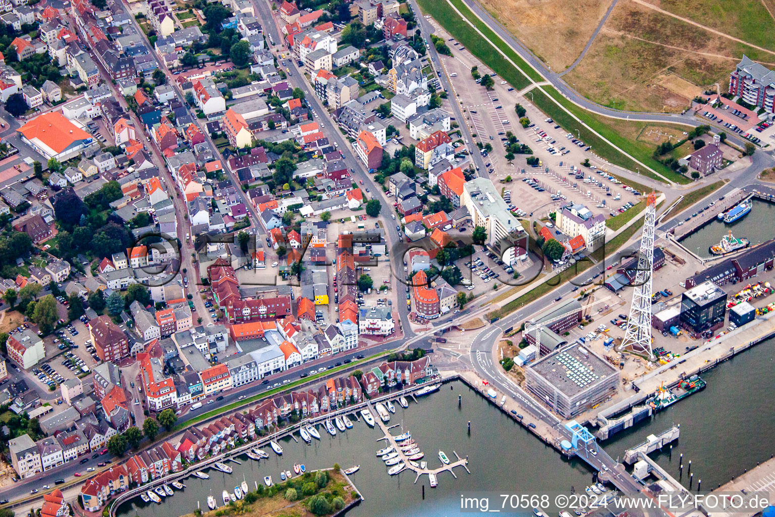 Vue aérienne de Ancien port de pêche à Cuxhaven dans le département Basse-Saxe, Allemagne