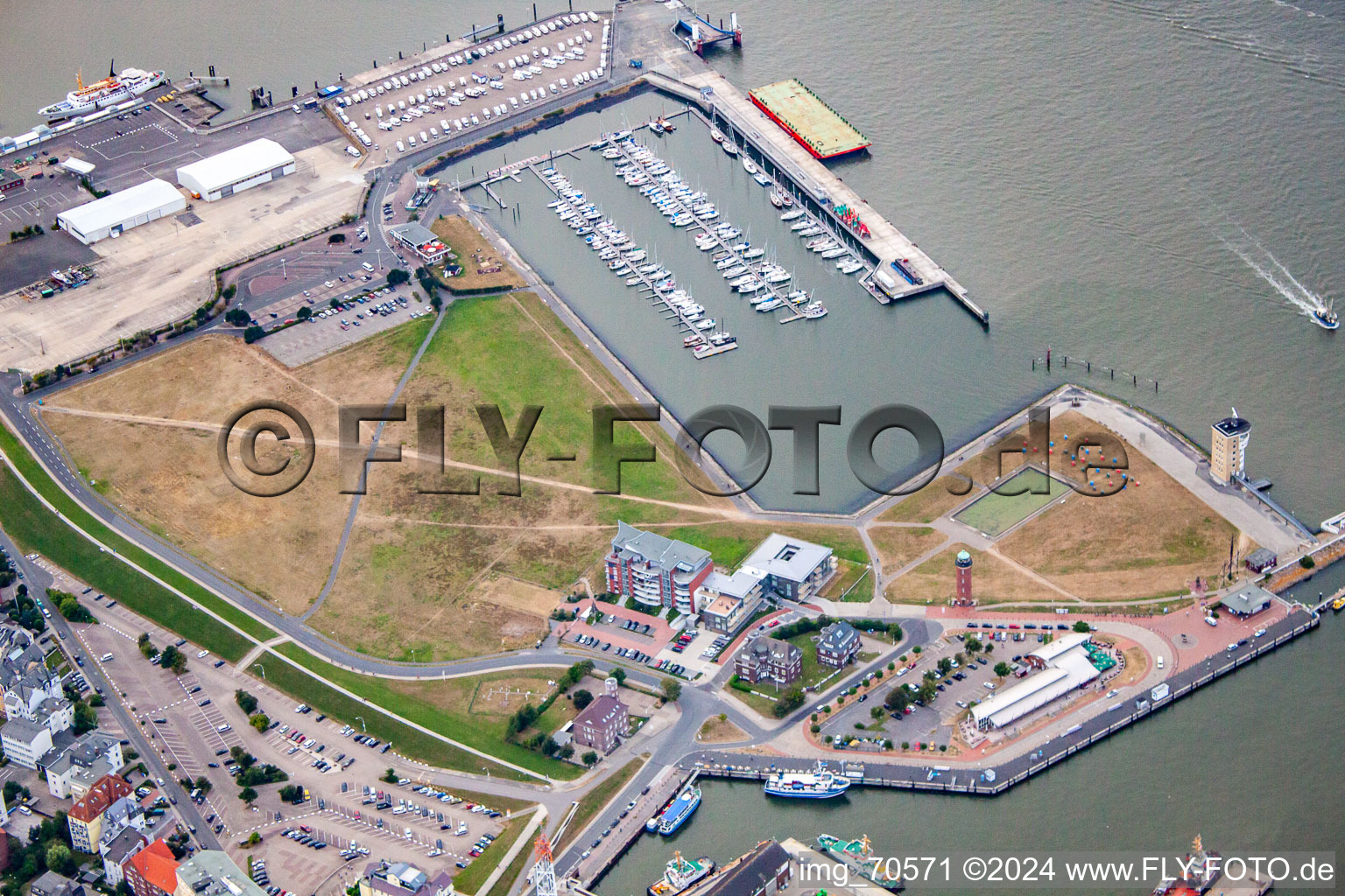 Vue aérienne de Installations portuaires sur les rives du bassin portuaire du Landwehrkanal et du phare d'Alte Liebe à Cuxhaven dans le département Basse-Saxe, Allemagne